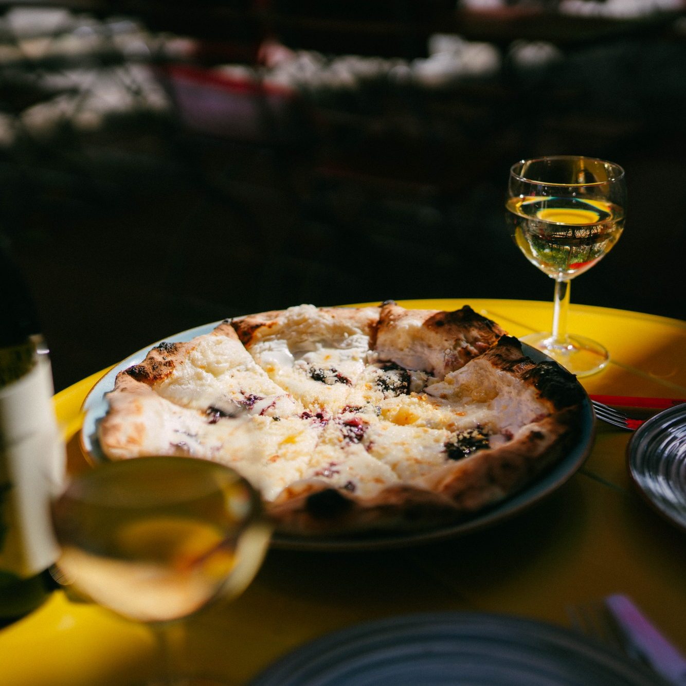 Pizza Capra mit einem Glas Falanghina aus Neapel