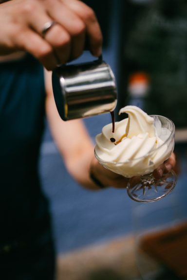 Espresso wird über Softeis gegossen