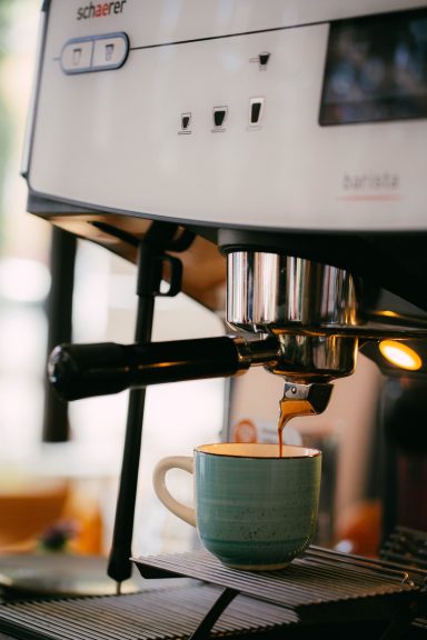 Kaffee von der Rösterei Kimbo aus Neapel fließt aus der Siebträgermaschine